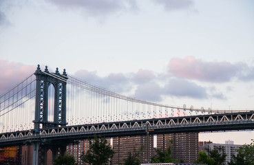 Obraz premium Manhattan bridge, buildings and light pole before sunset, New York