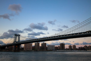 Fototapeta na wymiar Manhattan bridge over the river in the evening