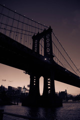 Fototapeta premium Manhattan bridge in silhouette in purple vintage color style