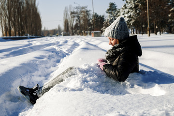 Fototapeta na wymiar Girl playing with snow in the park