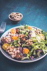 Gemischter Salat mit Bohnen und Walnusskernen