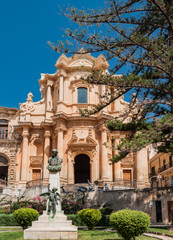 Obraz premium The facade of the church of St. Dominic - a magnificent specimen Sicilian Baroque in Noto, Sicily