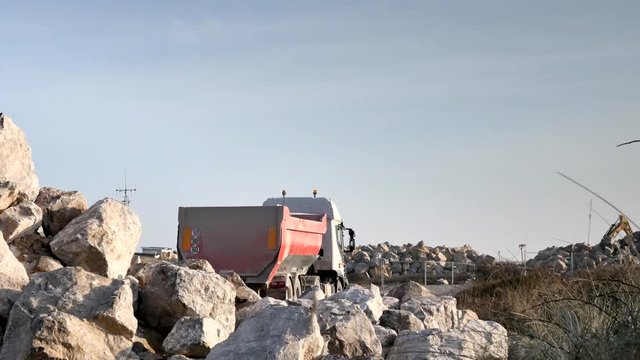 marche arri&egrave;re avec un camion sur un chantier( 4k)