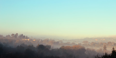 Paesaggio con foschia nebbia