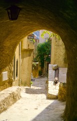 Gasse mit Torbogen und Laterne in einem korsischen Dorf, Korsika, Frankreich, Europa 