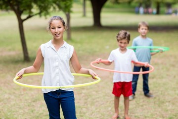 Kids playing with hula hoop © WavebreakMediaMicro