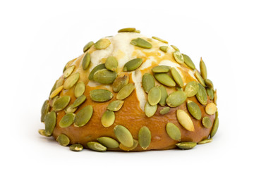 Laugenbrötchen mit Kürbiskernen isoliert auf weiß