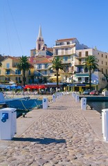 Blick vom Hafen auf die Stadt Calvi mit Kirchturm, Korsika, Frankreich, Europa 