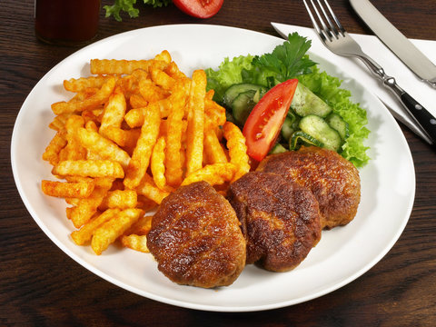 Frikadellen mit Pommes Frites und Salat