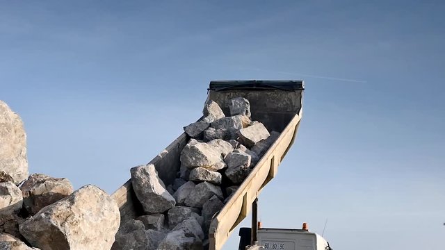 d&eacute;chargement d'une benne slow motion