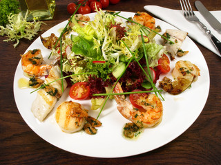Gemischter Salat mit Seafood
