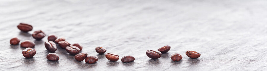Kaffeebohnen auf heller Granitplatte, Panorama, Hintergrund