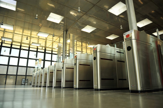 Control lathes at the train station