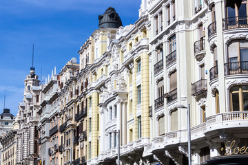 Häuserfronten auf der Gran Via in Madrid.