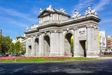 Fototapeta na wymiar La Puerta de Alcalá, das Tor von Alcala im HErzen von Madrid kurz vor dem Retiro Park.