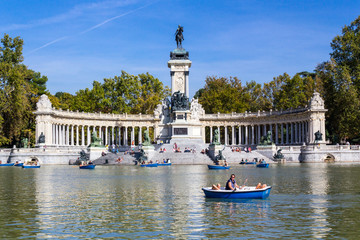 Fototapeta na wymiar Der Retiro Erholungspark in Madrid. 