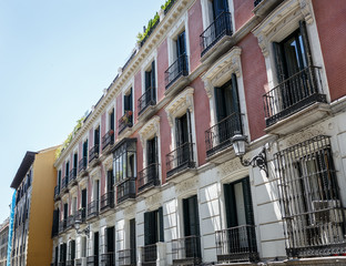 Fototapeta na wymiar Typical facade of the classic area of Madrid