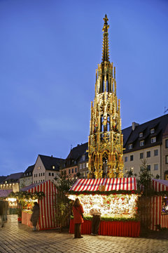 Weihnachtsmarkt, Christkindlesmarkt in Nürnberg, Hauptmarkt, Altstadt, Mittelfranken, Franken, Bayern, Deutschland, Europa.