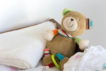 Wickeltisch mit Babyspielzeug, Teddybär, Handtuch