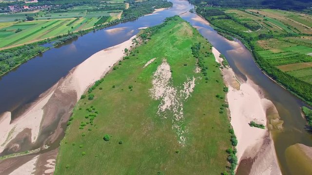 Rzeka Wisła - przelot dronem nad Krowią Wyspą