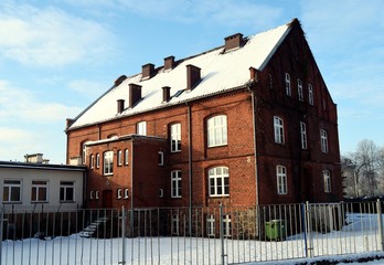 Budynek z czerwonej cegły ,zimą