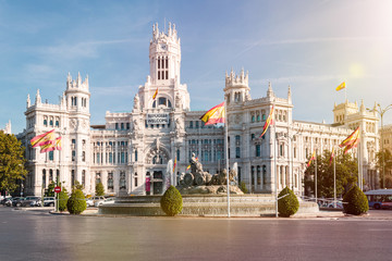 Naklejka premium Plaza de Cibeles z fontanną i Pałacem Cibeles w Madrycie, stolicy Hiszpanii.