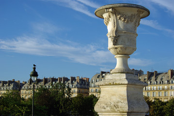 Grand vase baroque au jardin des Tuileries à Paris, France