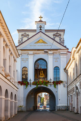 Ausros gate (gate of dawn) with basilica of Madonna Ostrobramska in Vilnius, Lithuania - obrazy, fototapety, plakaty