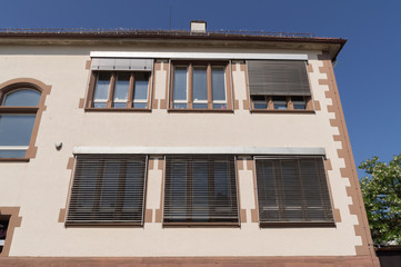 Fototapeta na wymiar Modernisierte Fenster eines alten Hauses
