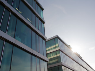 modernes Bürogebäude in der hellen Frühlingssonne