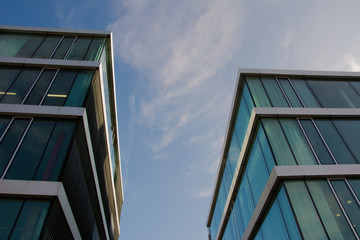 modernes B&uuml;rogeb&auml;ude, blauer Himmel mit Wolkenschwaden