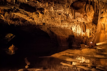 Lac Souterrain et plafond de stalactites, grotte de Lacave, Lot, France 