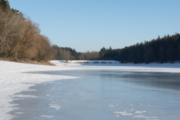 abgelassener zugefrorener Stausee