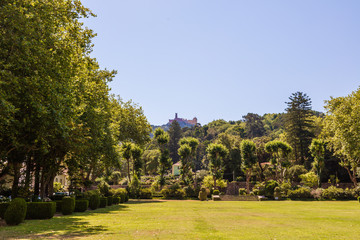 Fototapeta na wymiar Palais national de Pena vue du jardin du Tivoli Seteais Palace, ville de Sintra, Région de Lisbonne, Portugal 