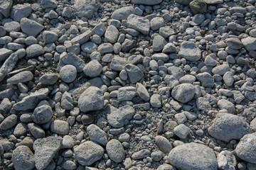 viele Steine am Fluss 