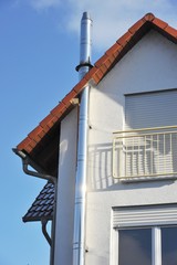 Edelstahl-Aussen-Schornstein an Hausfassade
