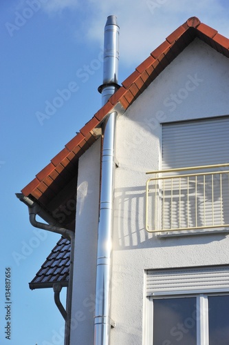 "Edelstahl-Aussen-Schornstein an Hausfassade" photo libre ...