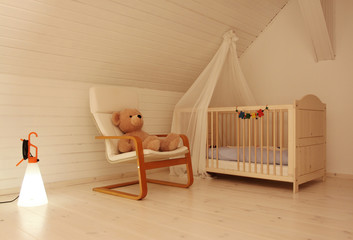 Ein Kinderbett mit Himmel in einem Kinderzimmer