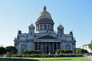 Obraz premium St. Isaac's Cathedral and red roses on the square bright Sunny d