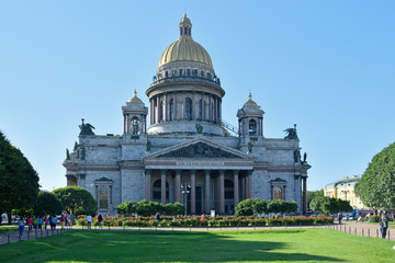 Naklejka premium St. Isaac's Cathedral, green lawn and red roses on the square br