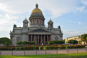 Obraz premium St. Isaac's Cathedral on a background of red roses on the square