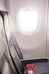 Leere Sitzreihe im Flugzeug
