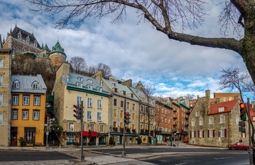 Naklejka premium Dolne Stare Miasto (Basse-Ville) i Zamek Frontenac - Quebec City, Quebec, Kanada