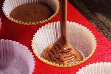 impasto per torta versato in stampo per muffin