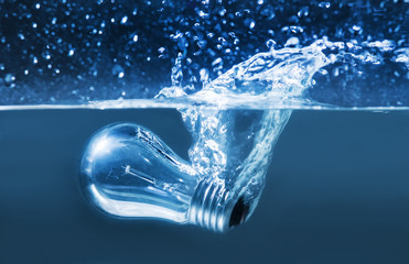 Fototapeta na wymiar electric bulb in water splashes