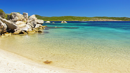 Plage de Pianotolli dans la baie de Figari en Corse