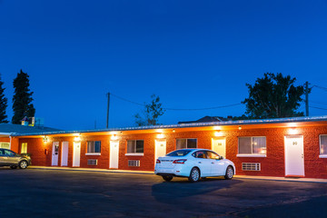 USA roadside motel in the night. - obrazy, fototapety, plakaty