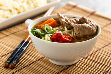 Shoyu-Ramen mit Gemüse und Soja-Fleisch - Shoyu ramen with vegg