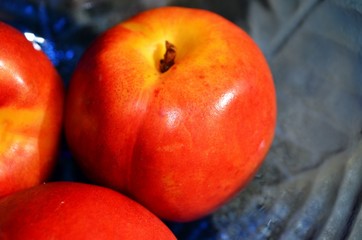 trzy piękne nektarynki 