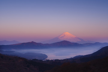 Fototapeta na wymiar 夜明けの富士山